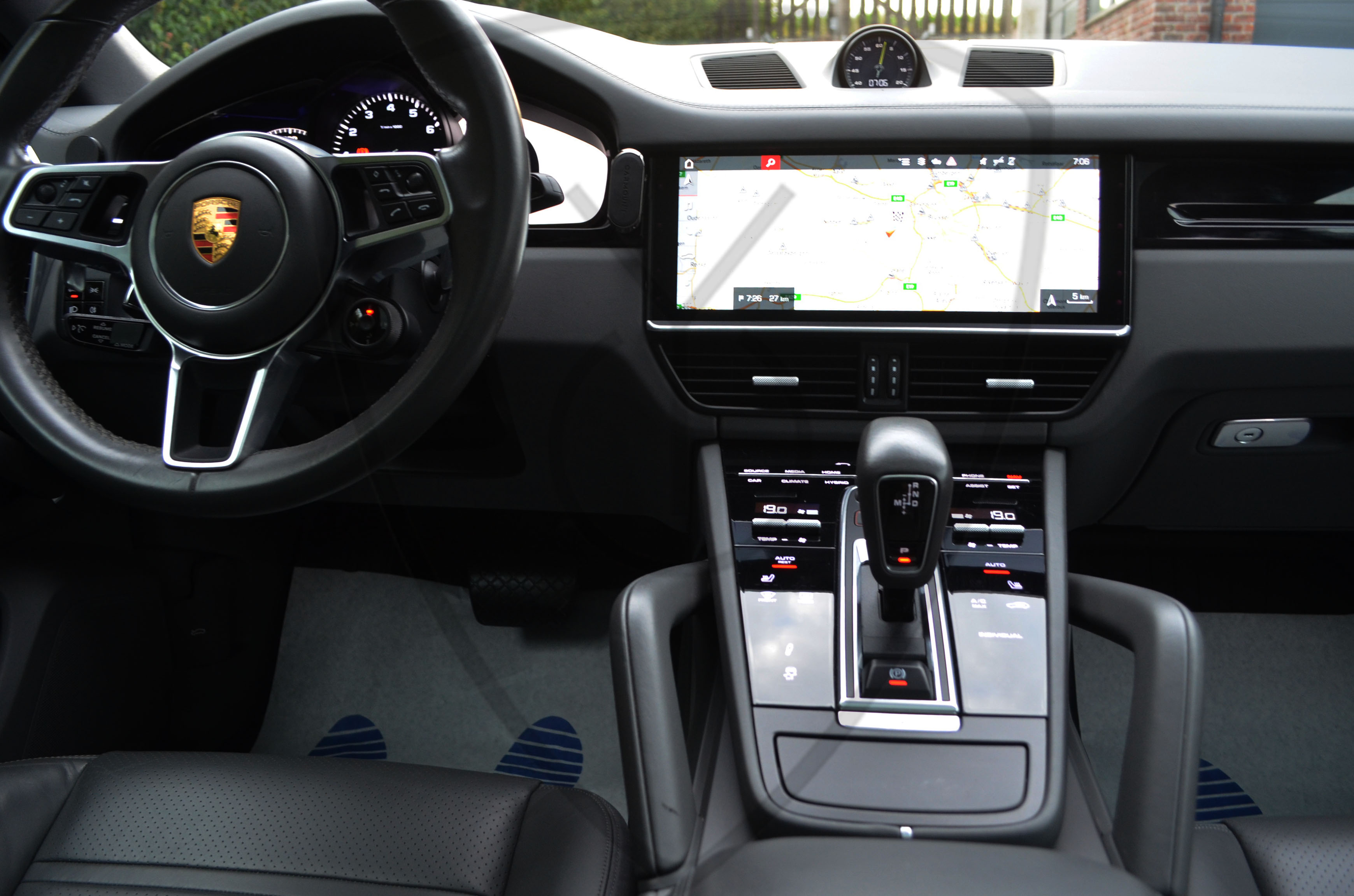 PORSCHE CAYENNE COUPE — image 8